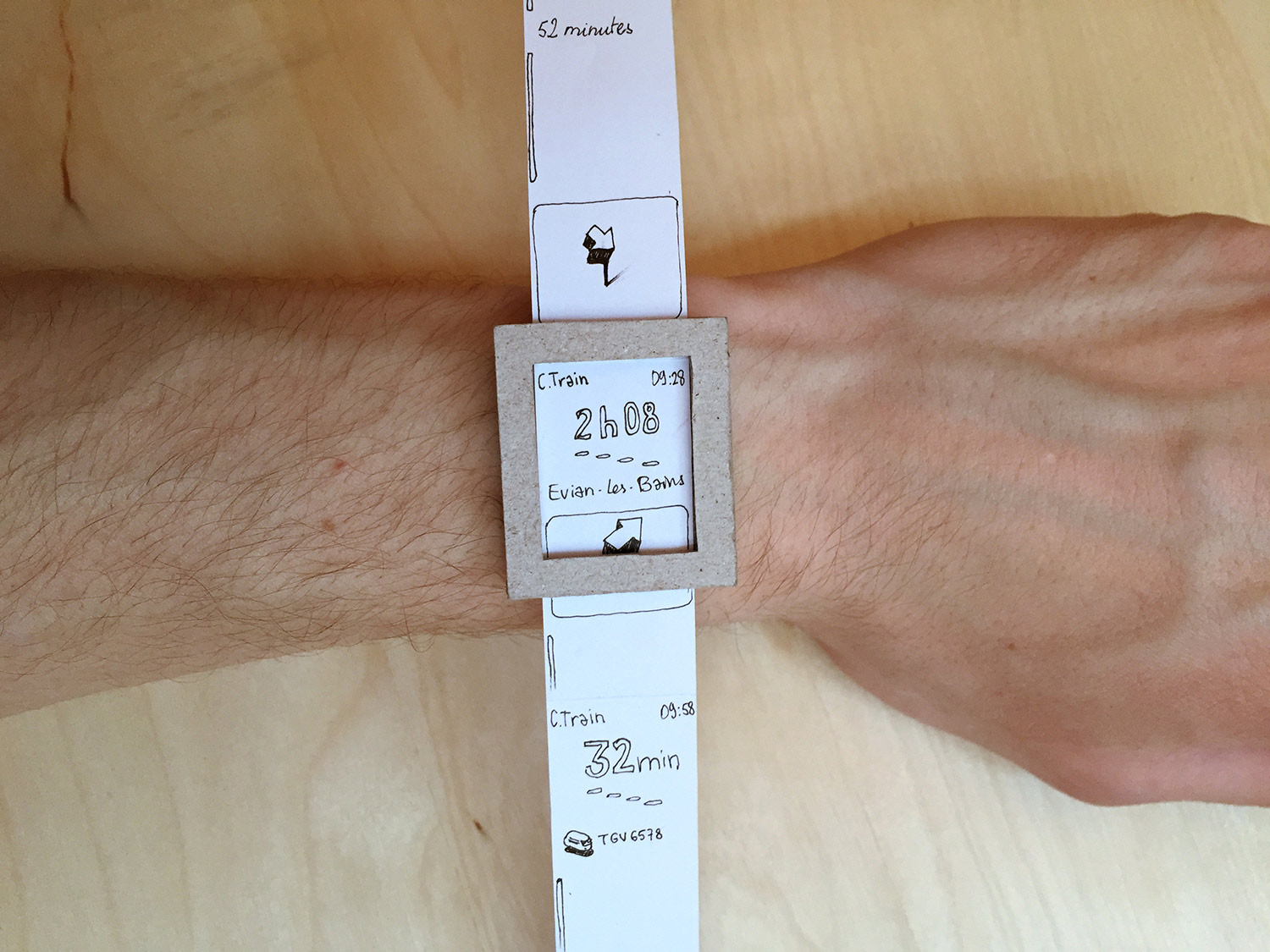 prototype d'Apple Watch en carton ayant servi à la composition des écrans